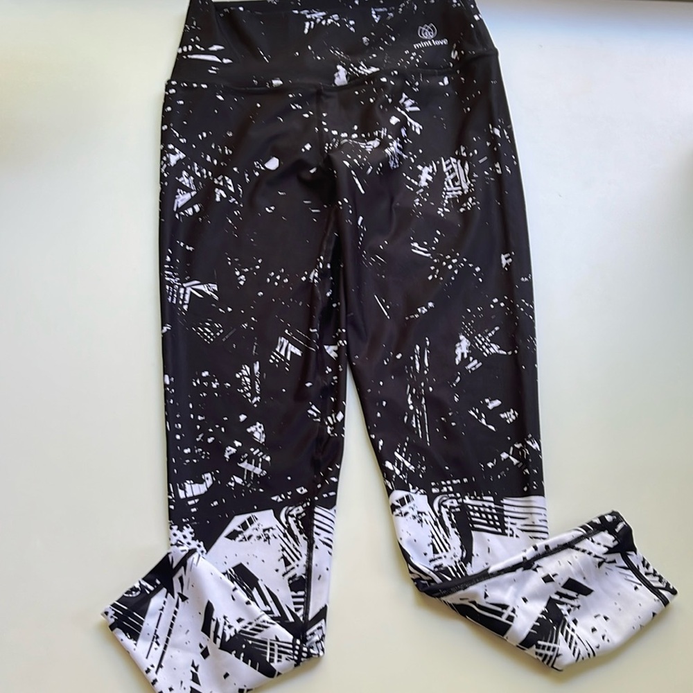 Mint Love Leggings Black and White Pattern Rare Size Medium